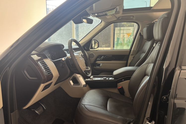 Used Land Rover Range 2022 3.0 L6 400 PS Classic Extended Version Interior 7