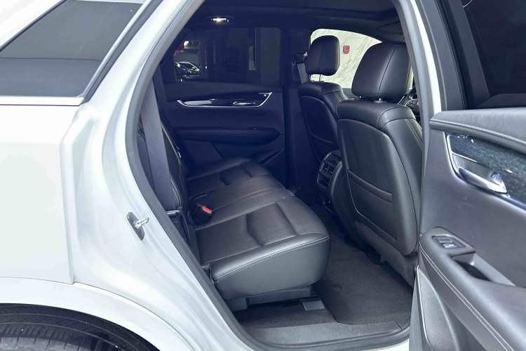 Used Cadillac XT5 2021 28T Luxury Model Interior 4