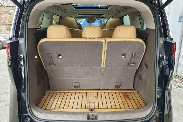 Used Denza D9 2022 DM-i 1040 Prestige Model