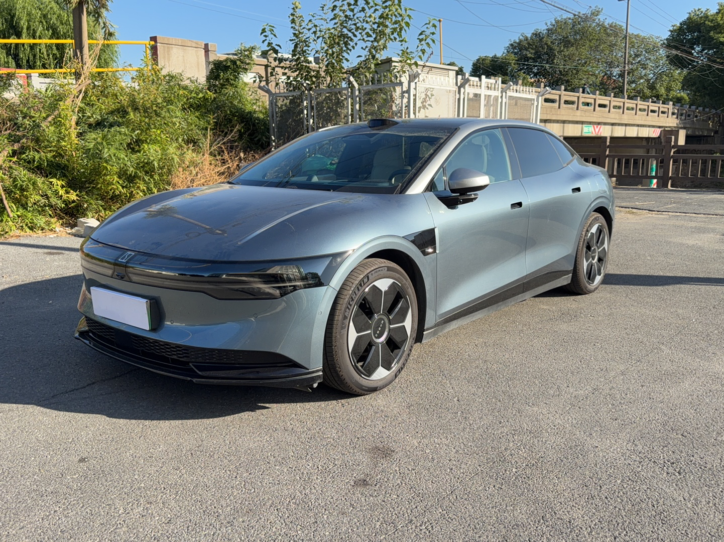 Под передней частью автомобиля