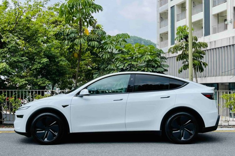 Used Tesla Model Y 2025 Rear-Wheel-Drive Version
