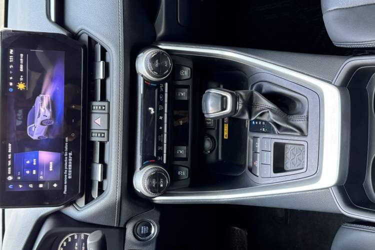 Used Toyota RAV4 2023 2.0L CVT Two-Wheel Drive Fashion Plus Edition Interior 3