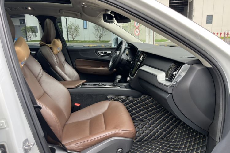 Used Volvo XC60 2019 T5 4x4 Smart Edition China VI Standard Interior 1