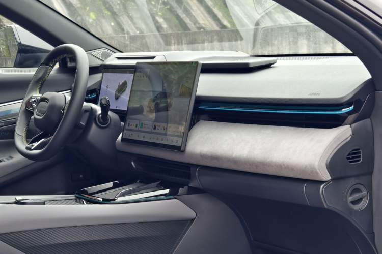 Used Lynk & Co 08 EM-P 2025 220 km All-Wheel-Drive Performance Halo
