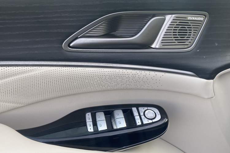 Used Denza D9 2024 DM-i 980 Four-Wheel Drive Flagship Model