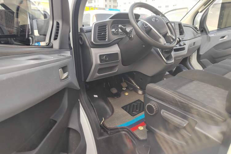 Used SAIC MAXUS Xintu V80 2021 2.0T Manual Classic Aoyuntong 127 PS Mid-axle Mid-roof 6/7/8/9-Seater