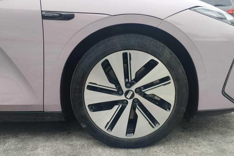 Used Geely Galaxy E8 2024 665 km Range Rear-Drive Starship Long-Range Version
