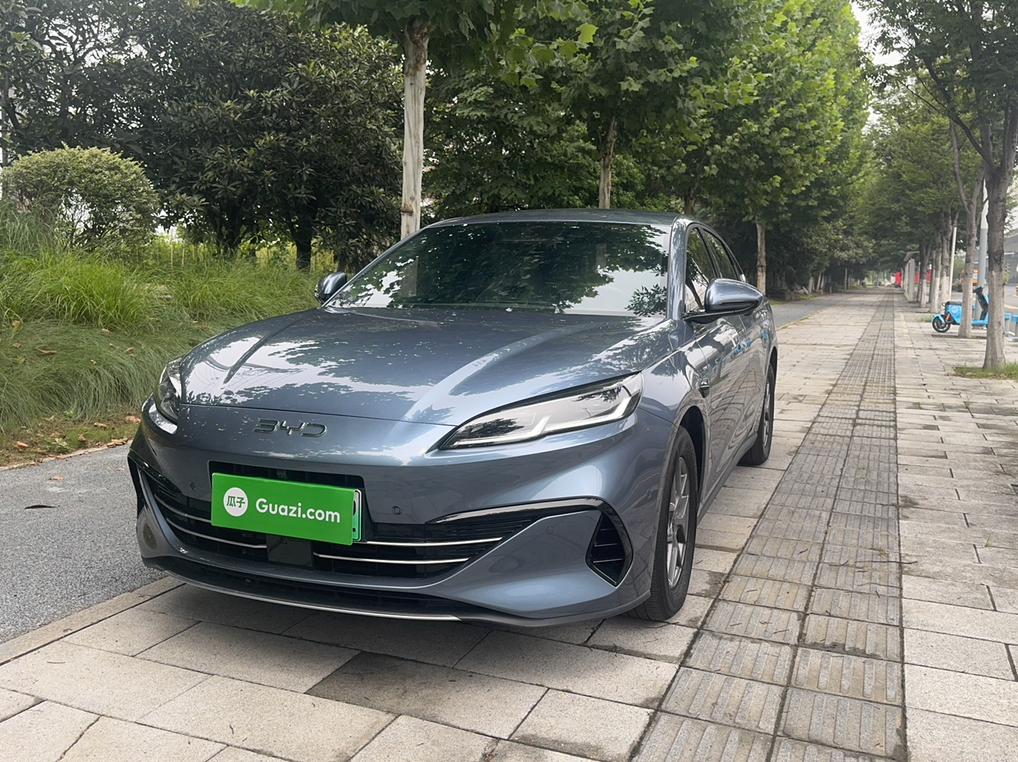 Unter der Vorderseite des Autos
