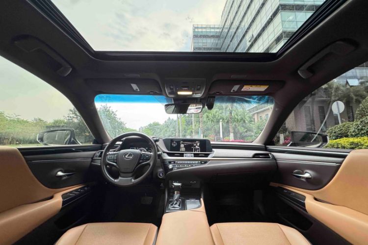 Used Lexus ES 2020 300h Deluxe Edition
