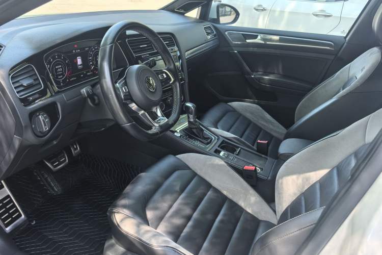 Used Volkswagen Golf 2018 280TSI Automatic R-Line Model Interior 2