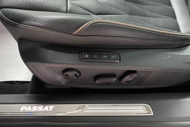 Used Volkswagen Passat 2019 330TSI Luxury Edition China V Standard Interior 4