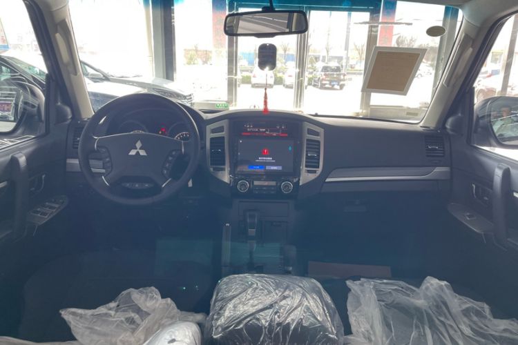 Used Mitsubishi Pajero  Interior 1