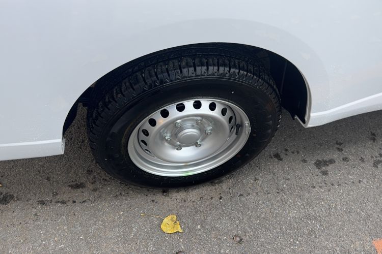 Used Wuling Yangguang 2024 300KM Comfort Version Passenger Van 75kW