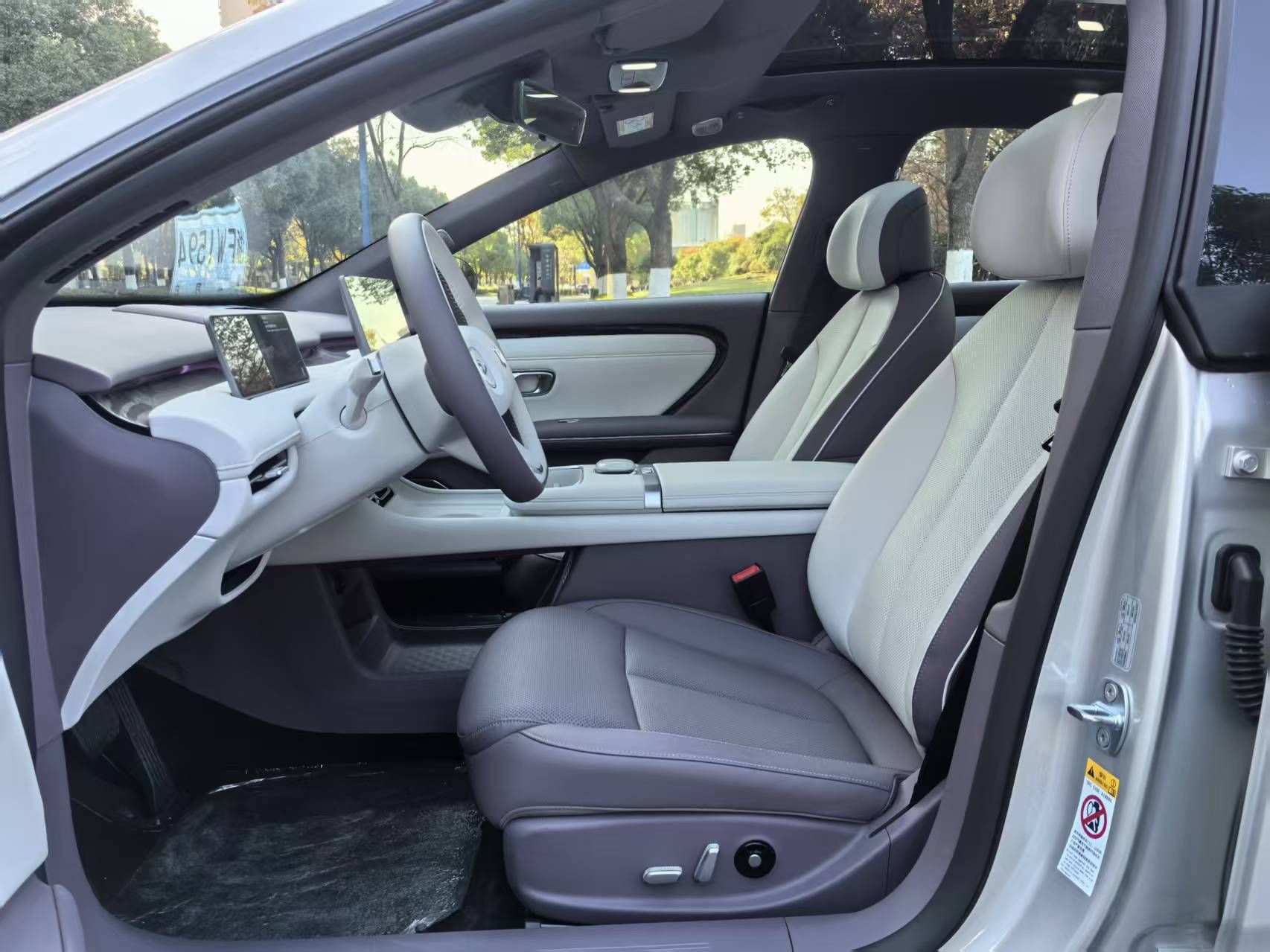 المقاعد الأمامية داخل السيارة