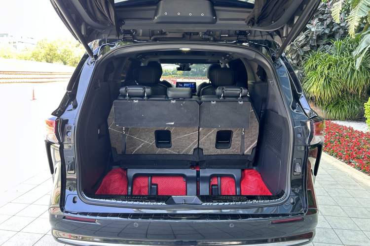 Used Toyota SIENNA 2023 2.5L Hybrid Deluxe Edition Interior 10