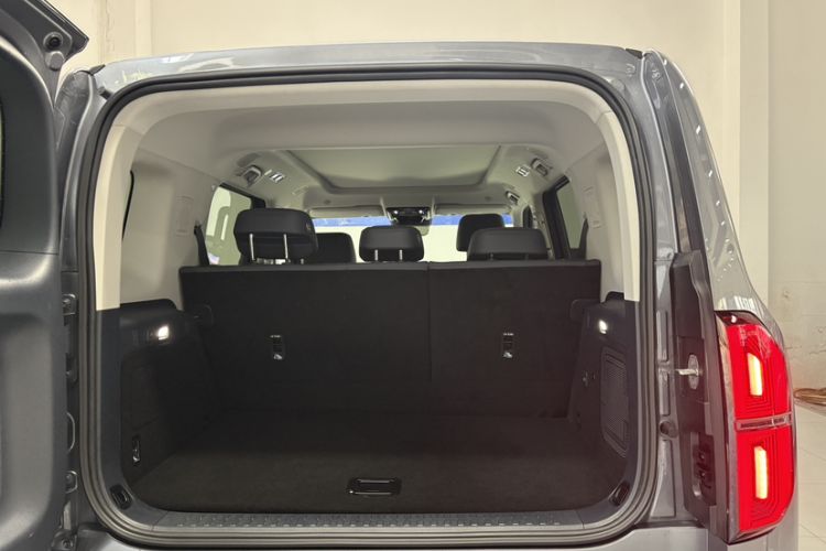 Used Formula Leopard Leopard 5 2024 Cloud Ride Luxury Edition
