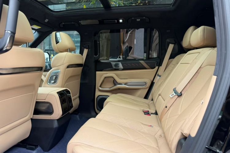 Used Formula Leopard 8 2025 Smart & Brave Flagship Edition 7 Seats Interior 4