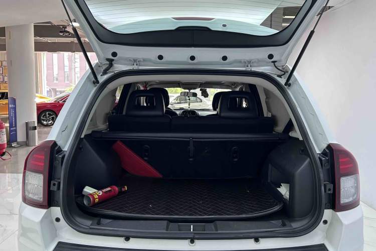 Used Jeep Compass 2015 2.0L two-wheel drive sport version Trunk