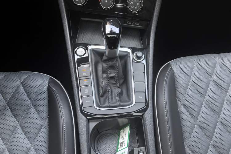 Used Volkswagen Sagitar 2025 300TSI DSG Excellence Edition Gear Lever