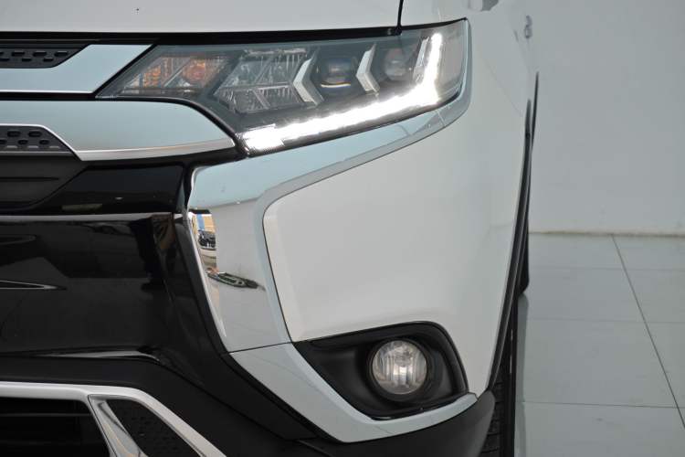 Used Mitsubishi Outlander 2019 2.4L 4x4 Zhi Xiang Edition 5 Seats China VI Standard
