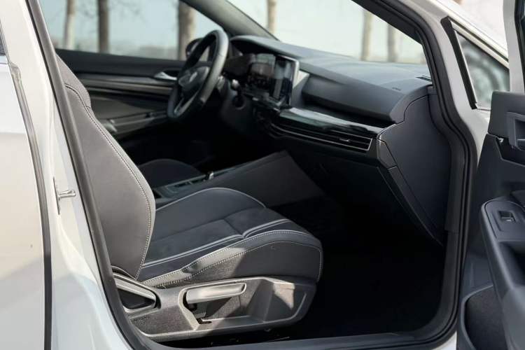 Used Volkswagen Golf 2023 280TSI DSG R-Line Lite Interior 10