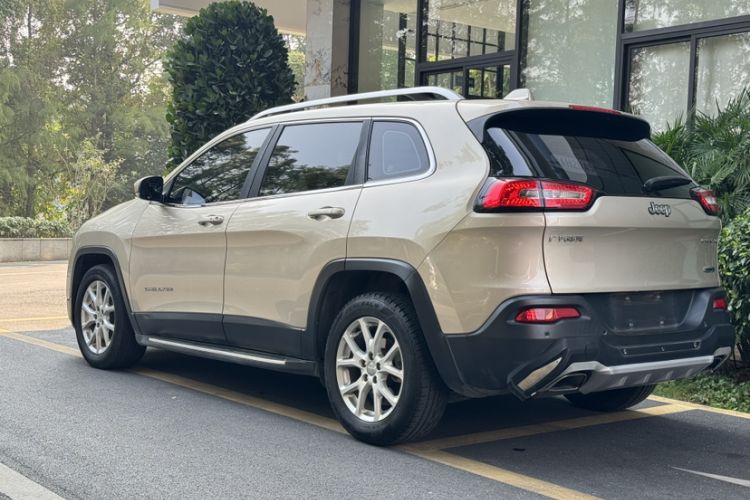 Used Jeep Cherokee 2016 2.4L Leading Edition
