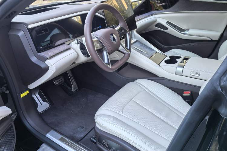 Used Denza Z9 2024 1100 km Four-Wheel Drive Max Version Interior 8