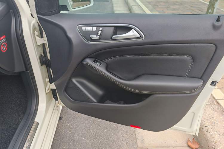 Used Mercedes-Benz B-Class 2012 B 200 Interior 9