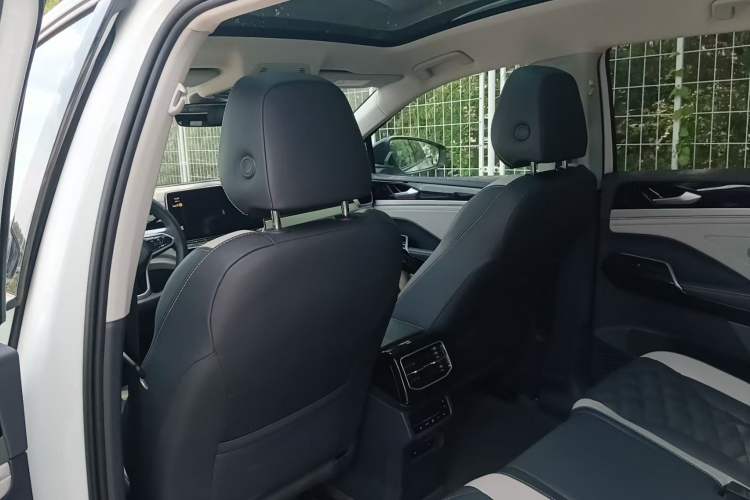 Used Volkswagen ID.6 CROZZ 2022 Long-Range PRO Edition Audio And AC Panel