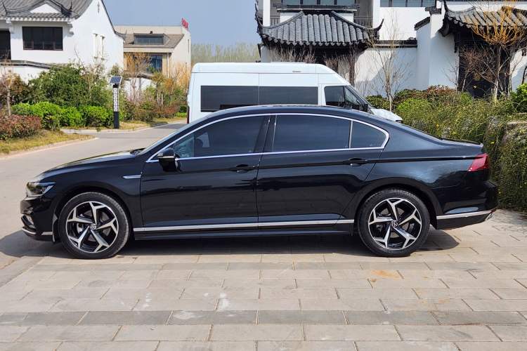 Used Volkswagen Magotan 2023 2 Million Units Limited Edition 330TSI DSG Leading Version Exterior 4