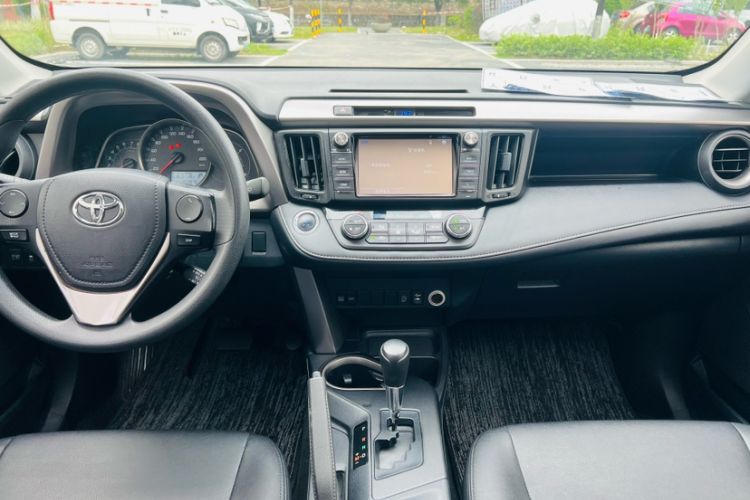 Used Toyota RAV4 2019 2.0L CVT Two-Wheel Drive Luxury Version China VI Standard Interior 5