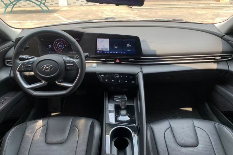 Used Hyundai Elantra 2021 1.5L CVT LUX Prestige Edition Interior 3