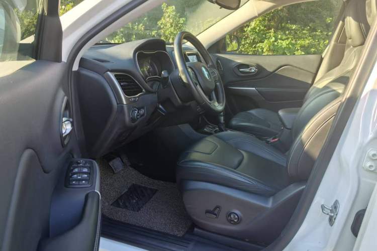 Used Jeep Cherokee 2019 2.0T Two-Wheel Drive Smart Enjoyment Version China VI