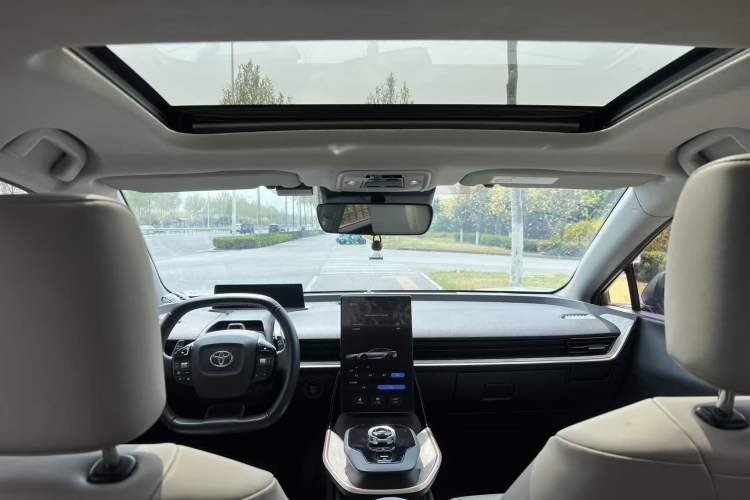 Used Toyota bZ3 2023 616 km Long-Range Premium Interior 4