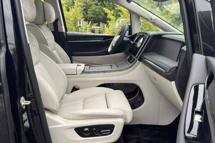 Used GAC Trumpchi Xiangwang M8 2025 Kunkun Series Ultra First-Class Cabin