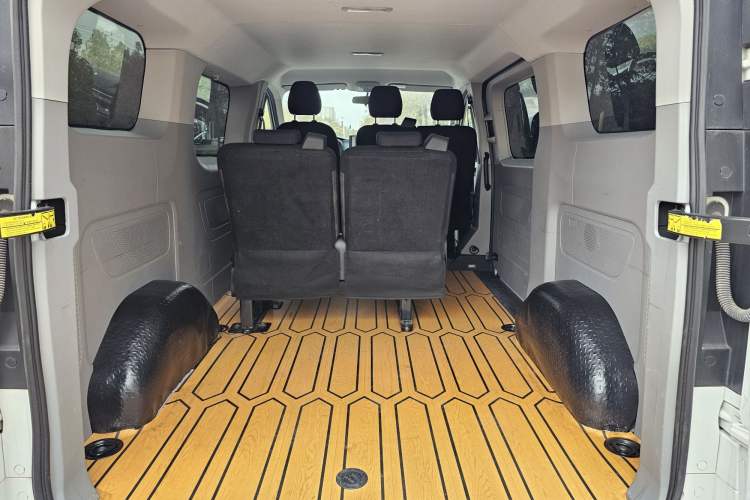 Used SAIC MAXUS Xintu V70 2023 2.0T Elite Edition Automatic Short Wheelbase Low Roof – 5/6 Seats