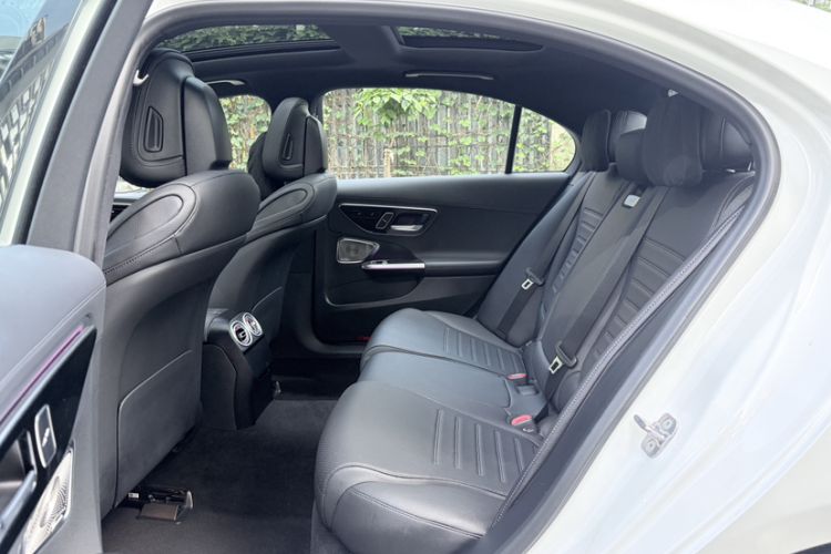 Used Mercedes-Benz C-Class 2024 Facelifted C-Class 260 L Night Edition Sports Version Interior 4