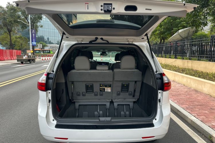 Used Toyota Sienna 2019 3.5L Two-Wheel Drive LE Trim 7 Seats U.S. Specification
