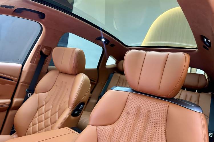 Used Hyptec HT 2025 825 Max Interior 11