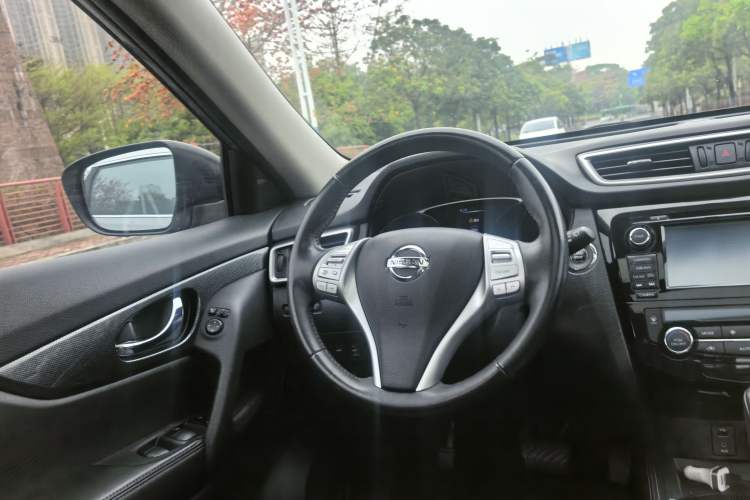 Used Nissan X-Trail 2014 2.5L CVT Luxury Edition 4WD Interior 2