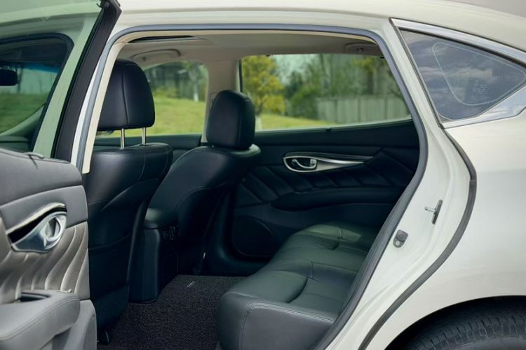 Used Infiniti Q70 2015 Q70L 2.5L Elite Edition Interior 4