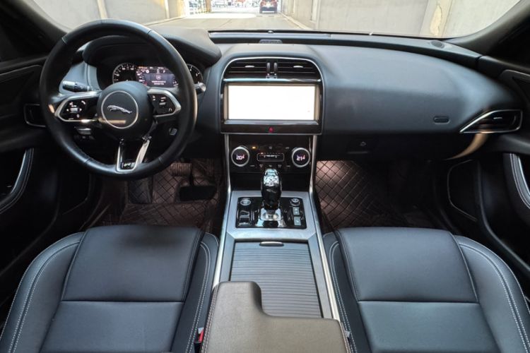 Used Jaguar XEL 2022 2.0T 200PS R-DYNAMIC Youth Sport Edition Interior 4