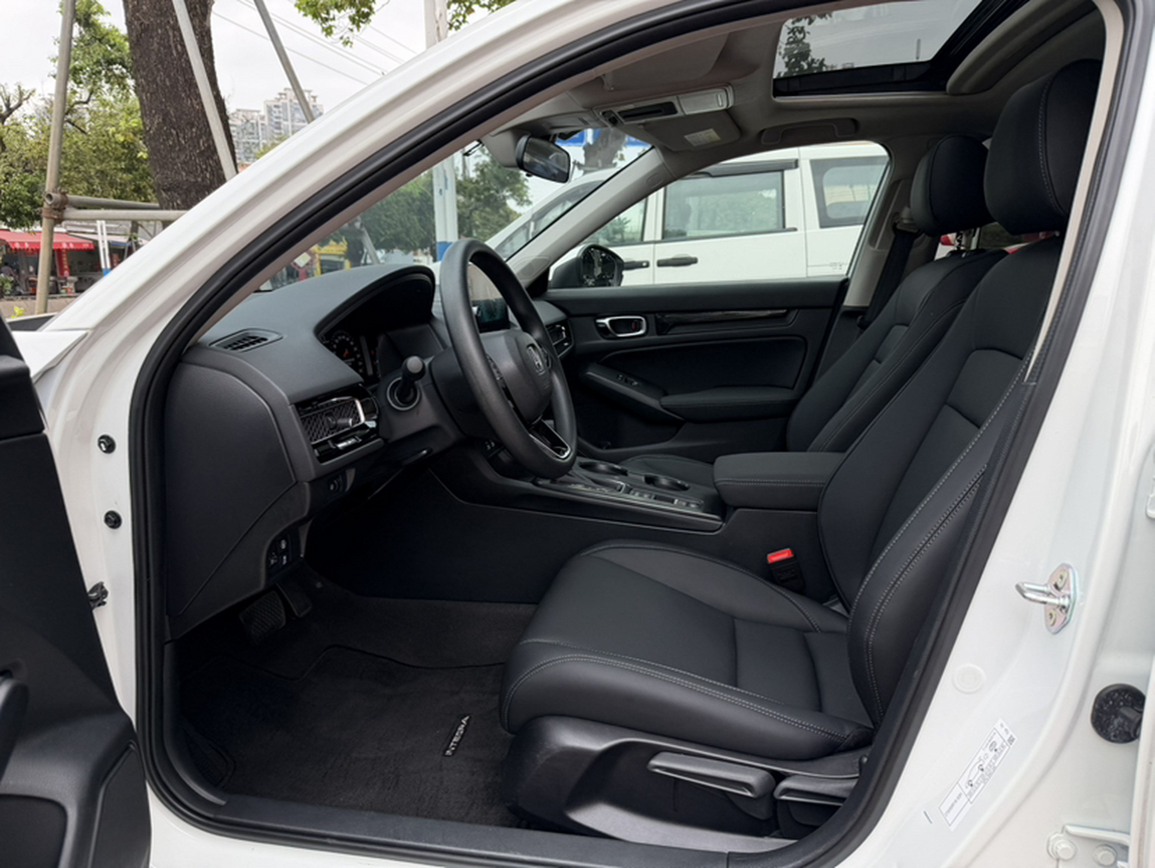 Переднее сиденье в автомобиле