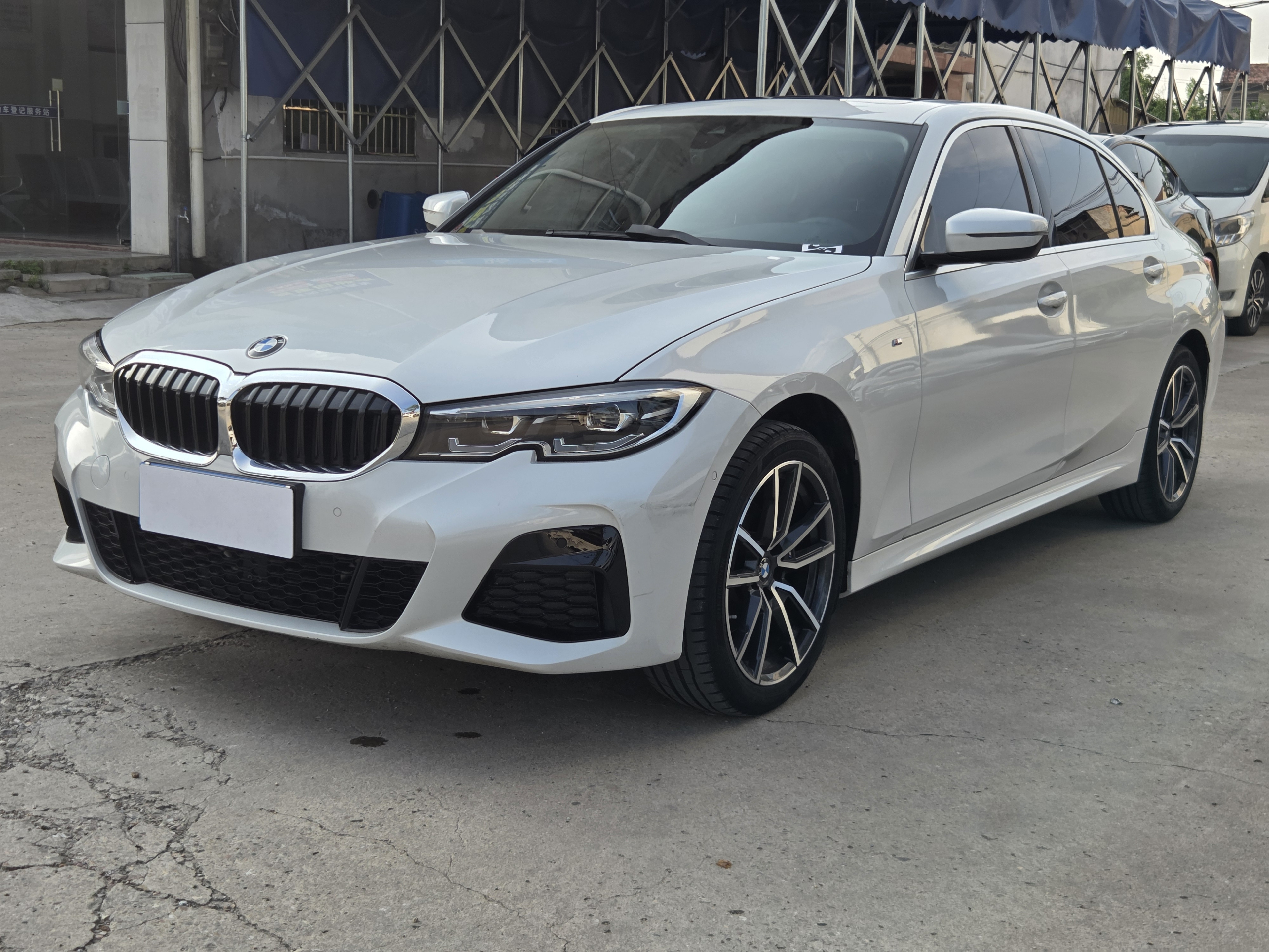 Под передней частью автомобиля