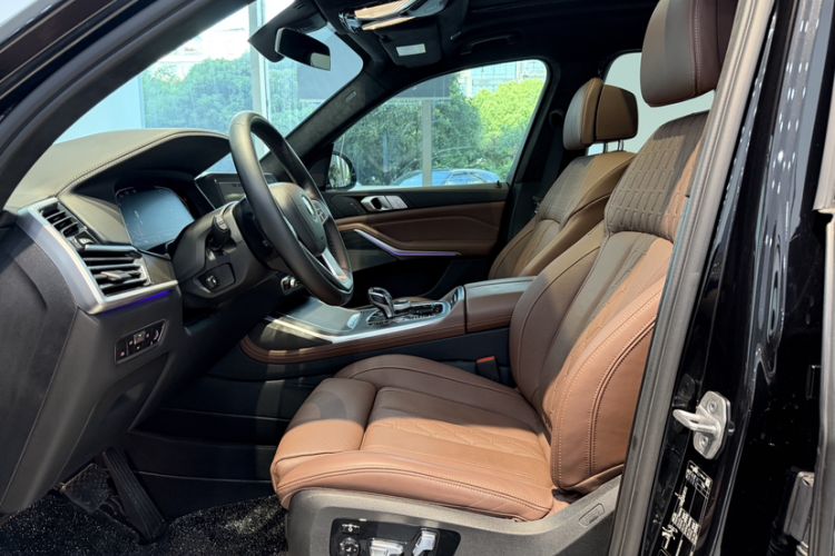 Used BMW X7 2021 xDrive40i Luxury Package with Premium Features
