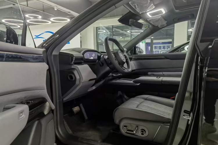 Used Zeekr 7X 2025 100 kWh Long-Range Rear-Wheel Drive with Intelligent Driving Features