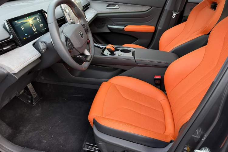 Used CHANGAN UNI-V 2025 Model Third-Generation 2.0T Dynamic Edition
