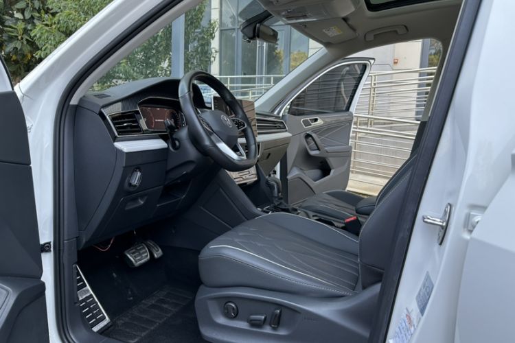 Used Volkswagen Tiguan L 2022 330TSI Automatic Two-Wheel Drive R-Line Enhanced Edition Interior 5