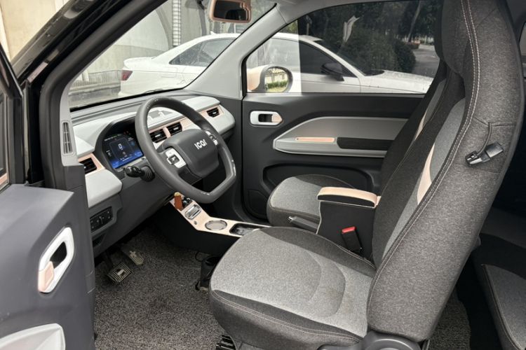 Used Chery QQ Ice Cream 2022 120km Conical Shape Lithium Iron Phosphate Interior 4