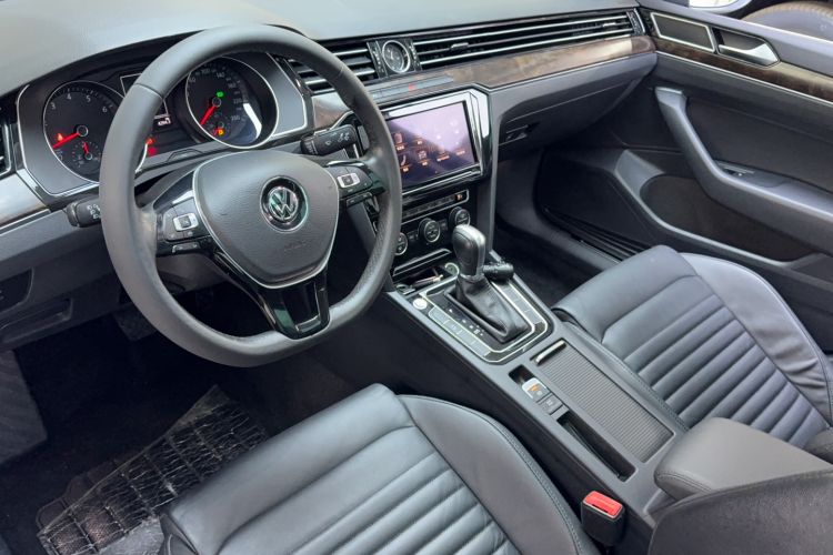 Used Volkswagen Magotan 2019 330TSI DSG Luxury Version China VI Standard Audio And AC Panel